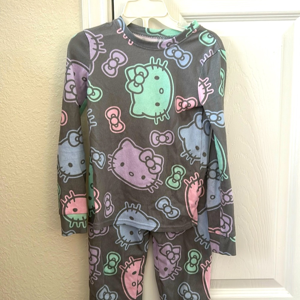 Hello Kitty Pajamas size 6 in girls
